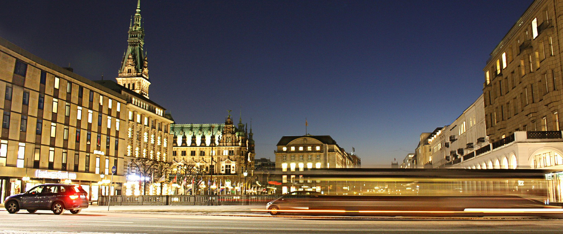 Straße bei Nacht in Hamburg